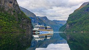 Cruiseschip Aida Sol in het Geirangerfjord, Noorwegen van Henk Meijer Photography