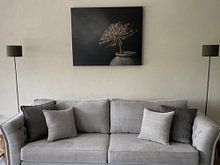 Klantfoto: Stilleven met  grote gedroogde berenklauw in grijze stenen kruik van Mayra Fotografie, op canvas