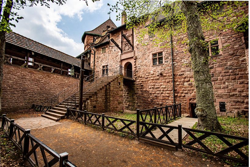Innenhof einer mittelalterlichen französischen Burg von Wim Brauns
