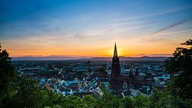 Freiburg im Breisgau orange Sonnenuntergang hinter Kirchturm des Münsters von adventure-photos