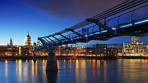 Millennium Bridge et la cathédrale St Paul (Londres)