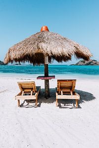 Parasol met ligbedjes op het strand in Lombok (Indonesië) van Expeditie Aardbol