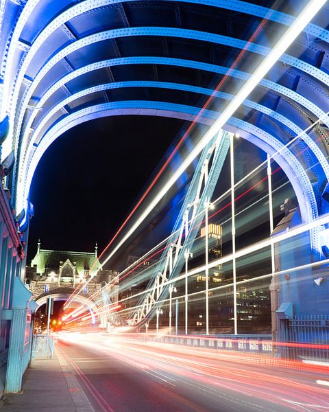 Tower Bridge (Cropped) van Antoine Ramakers
