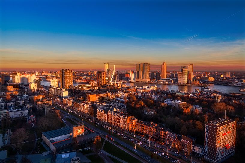 Rotterdam tijdens zonsondergang by Roy Poots