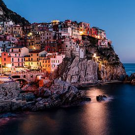 Maisons colorées sur une falaise au coucher du soleil sur Bjorn Snelders