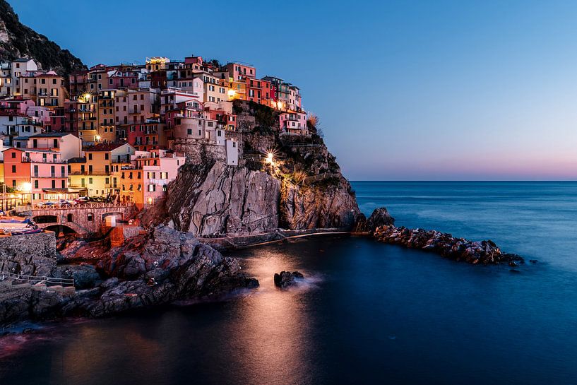 Maisons colorées sur une falaise au coucher du soleil par Bjorn Snelders