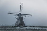 Molen in vroege grauwe ochtend