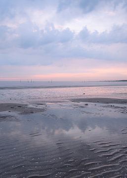 Reflektionen am Strand von Marjolijn Nugteren