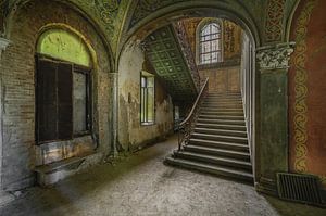 Treppe in einer verlassenen Villa in Italien von Wim van de Water