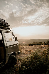 Camperbusje op een berg in Turkije met zonsondergang