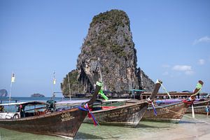 Insel und Boote vor der Küste von Krabi (Thailand)