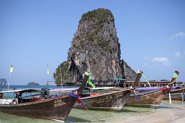Eiland en boten voor de kust van Krabi (Thailand)