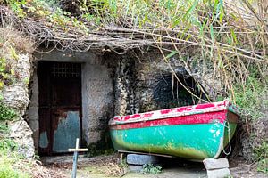 Photo sobre avec un bateau sobre et coloré