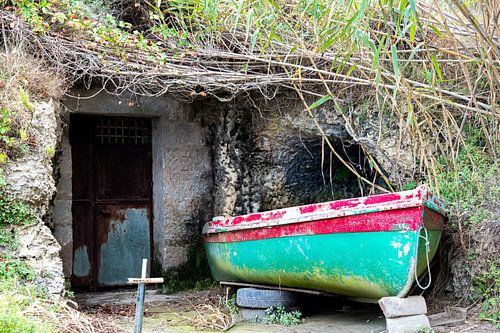 Photo sobre avec un bateau sobre et coloré