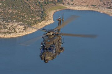 Een Griekse NH-90 helikopter Air-To-Air. van Jaap van den Berg