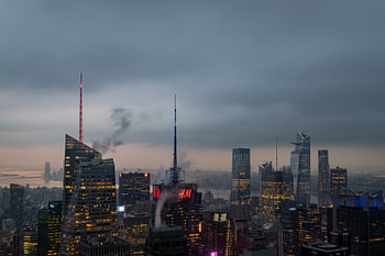 Vue de nuit de l'horizon de New York depuis le sommet du Rock (Rockefeller Center) en hiver avec des