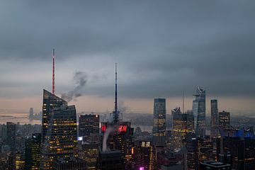 New York skyline vanaf de top van de Rock (Rockefeller Center) nachtzicht in de winter met wolken in van Mohamed Abdelrazek