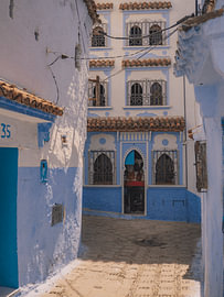 Blau-weiße Straße in Chefchaouen von Lizet Wesselman