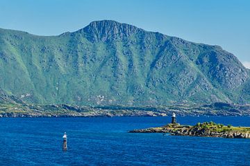 Mountains on the Lofoten Islands in Norway van Rico Ködder