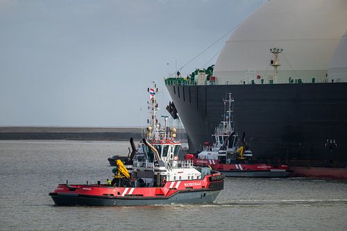 LNG tanker Marvel Pelican met sleepboten