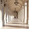 Lichtspiel der Geschichte – Arkaden am Praça do Comércio von WeltReisender Magazin
