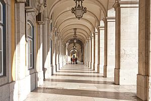 Lichtspiel der Geschichte – Arkaden am Praça do Comércio