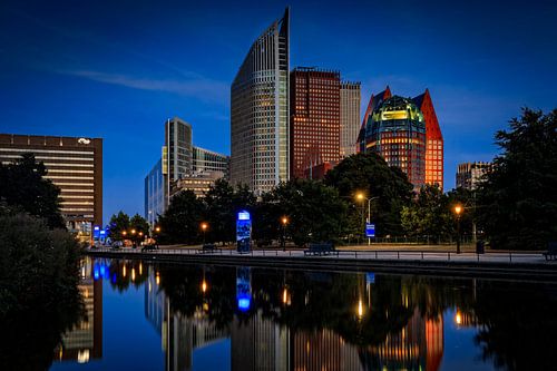 skyline van Den Haag bij schemering