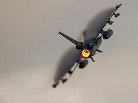 Nederlandse F16 tijdens Airpowerdemo op de luchtmachtdagen trekt wat vape mee op de vleugels van Stefano Scoop