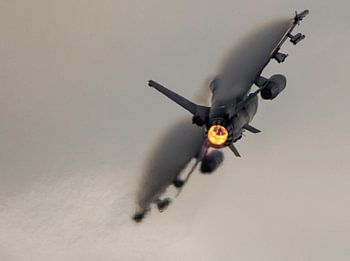 Dutch F16 during Airpowerdemo at the Air Force Days pulls some vape along on the wings.