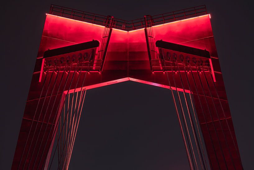 Le Willemsbrug à Rotterdam dans la nuit en détail par MS Fotografie | Marc van der Stelt