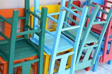 Stapel felgekleurde terrasstoelen van Trinet Uzun