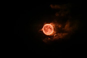 Blutmond mit schöner Wolkendecke