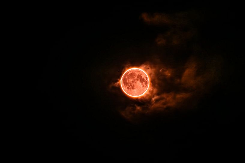 Lune de sang avec une belle couverture nuageuse par Kaylee Verschure