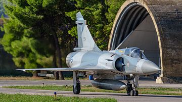 Griekse Mirage 2000 onderweg naar startbaan. van Jaap van den Berg