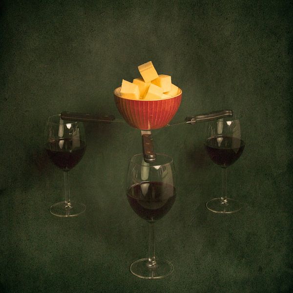 Du vin rouge, du fromage et un bol flottant, une nature morte inspirée des maîtres hollandais par Joske Kempink