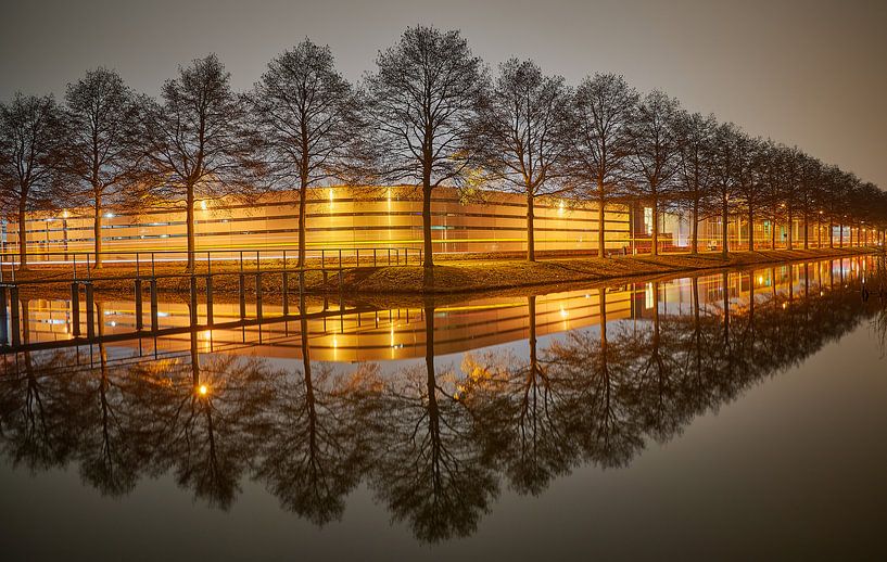 APAC (Krommewetering) in Utrecht by night van Henko Reuvekamp