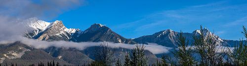 Bergtoppen in de wolken in Banff NP, Canada