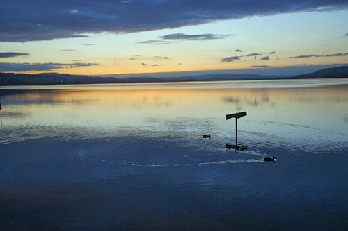 zonsondergang boven meer