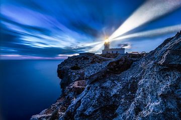 Nachtbeeld van de vuurtoren van Cavalleria op het eiland Menorca. van Voss Fine Art Fotografie