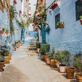 Straße in Chefchaouen, der blauen Stadt Marokkos von Expeditie Aardbol