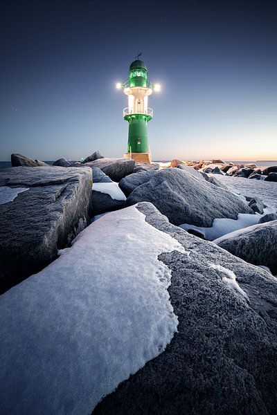 Lighthouse on the rocks von Florian Schmidt