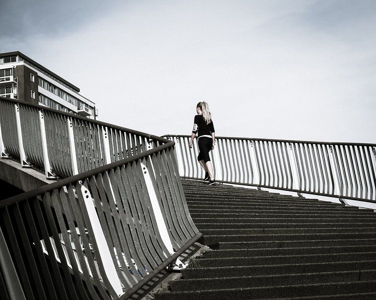 Vrouw op trap von Peter Bouwknegt