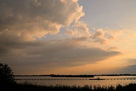 Silhouette au coucher du soleil sur le lac de Dane