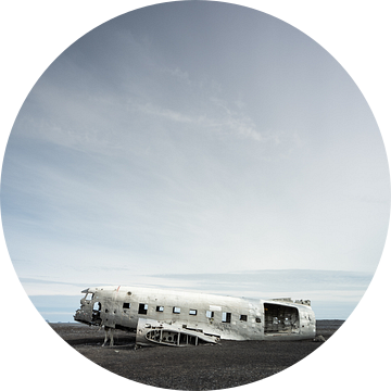 Vliegtuigwrak op de kale donkere vlakte van Sólheimasandur in IJsland van Teun Janssen