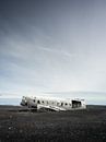 Vliegtuigwrak op de kale donkere vlakte van Sólheimasandur in IJsland van Teun Janssen thumbnail