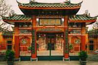 Salle de réunion chinoise : porte de temple historique à Hoi An