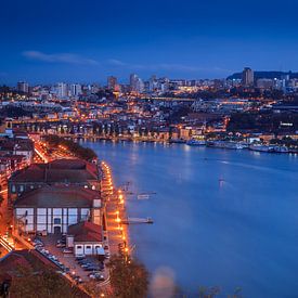 Porto zonsondergang uitkijkend over de Douro. van Timo  Kester