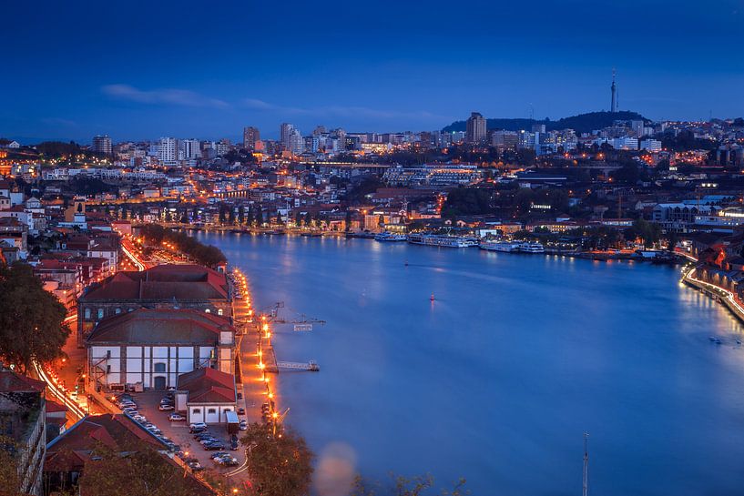 Porto zonsondergang uitkijkend over de Douro. van Timo  Kester