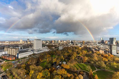 Regenboog boven het Euromastpark in Rotterdam