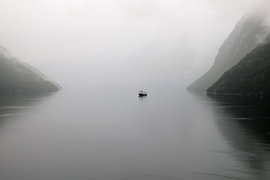 Begin van de Geirangerfjord in de Mist van Dlanor